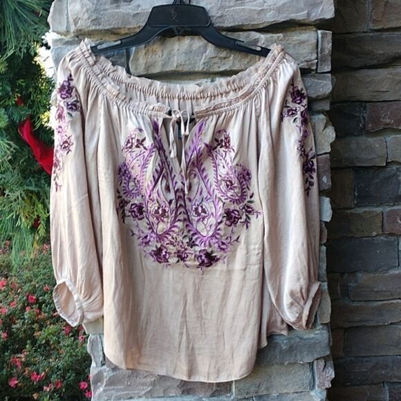 🦋 WHBM Off Shoulder Embroidered Blouse Small NWT - Picture 2 of 8